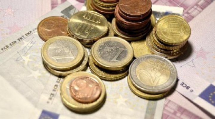 Cursul a închis uşor peste 4,57 lei/euro